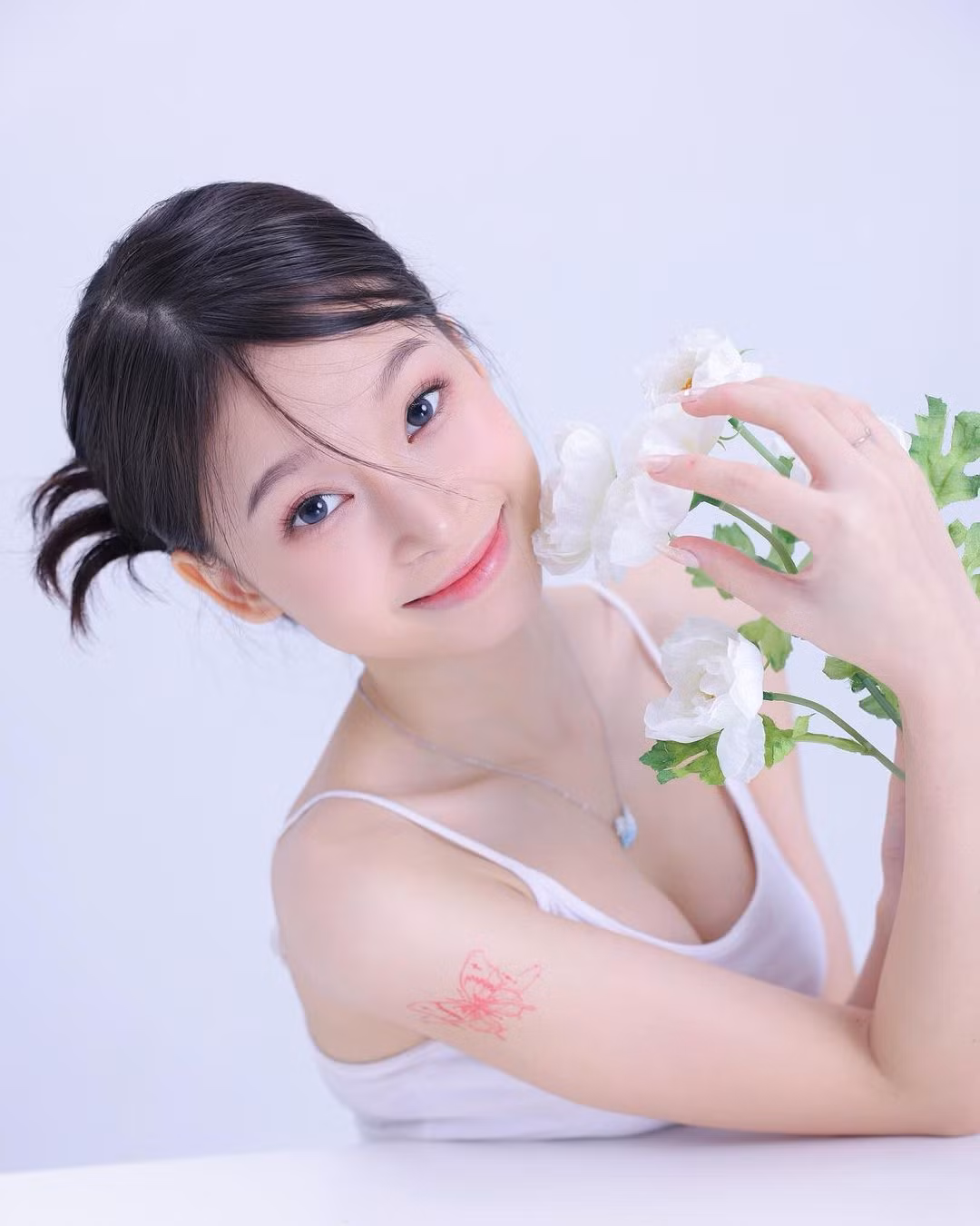 Mới đây, Diệu Anh cũng được mời lên kênh truyền hình của Hàn Quốc để chia sẻ thêm về bản thân và cuộc sống ở Hàn.