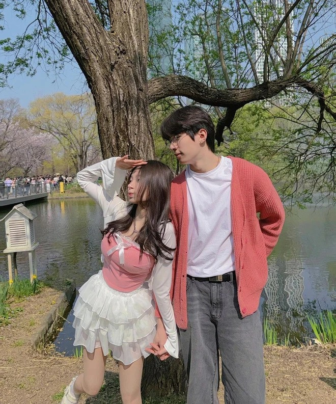 Trần Diệu Anh (tên tiếng Hàn là Hwang Ah Young) theo bố mẹ sang định cư ở Hàn Quốc. Nhờ những clip chia sẻ về cuộc sống thường ngày của mình qua mỗi vlog, như việc ôn thi học kỳ, ăn vặt với bạn thân, đi làm tóc hay đi nghỉ trung thu cùng gia đình… ở Hàn, cô nàng thu hút về 1 lượng lớn follow trên kênh Tiktok.