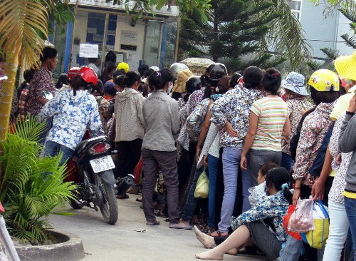 Ở thành phố, nhiều cây rút tiền còn đỡ, ở quê, thị trấn có ít cây hơn, người dân thường phải ra xếp hàng từ sớm để đến lượt mình. Chờ đợi trong mệt mỏi, nhiều người thậm chí còn ngồi bệt xuống xí chỗ không khác gì khung cảnh chờ đợi khám bệnh trong viện. Các cây rút tiền ở các khu công nghiệp cũng gặp trình trạng tương tự.