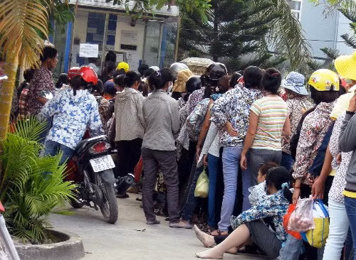 Ở thành phố, nhiều cây rút tiền còn đỡ, ở quê, thị trấn có ít cây hơn, người dân thường phải ra xếp hàng từ sớm để đến lượt mình. Chờ đợi trong mệt mỏi, nhiều người thậm chí còn ngồi bệt xuống xí chỗ không khác gì khung cảnh chờ đợi khám bệnh trong viện. Các cây rút tiền ở các khu công nghiệp cũng gặp trình trạng tương tự.