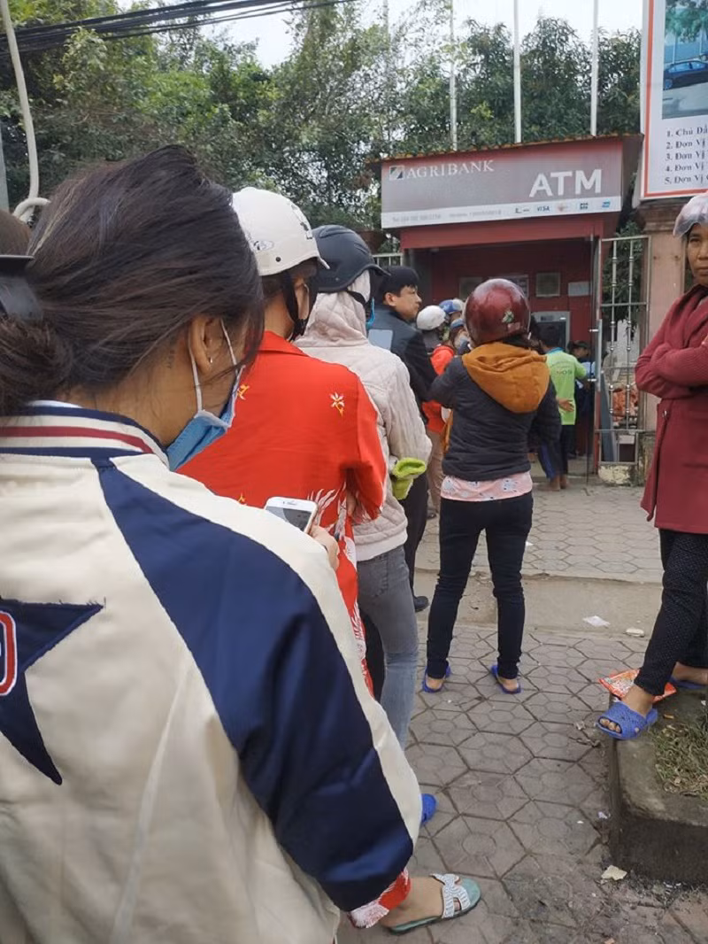 Tết là dịp ai cũng cần sắm sửa, mua bán để chuẩn bị tạm biệt năm cũ, chào đón năm mới thật tinh tươm rồi vội vã tay xách nách mang về quê trong hối hả. Khổ nỗi, muốn có tiền để thực hiện tất cả những việc đó thì trước nhất phải đối diện với cám cảnh xếp hàng dài trước cây ATM để chờ rút tiền trong mỏi mệt.
