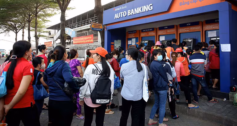 Không phải cứ có thời gian đứng xếp hàng chờ rút tiền là xong, với sống lượng người đông, nhu cầu cao thì rất nhiều cây ATM rơi vào tình trạng hết tiền. Đứng xếp hàng cả tiếng đồng hồ, đến lượt mình thì cây báo không thực hiện được giao dịch, nghĩ đến là thấy giận tím người.