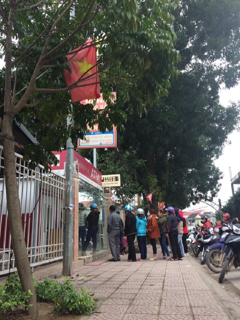 "May mắn mình ở Hà Nội, rút kinh nghiệm các năm trước, mình đi rút tiền sắm tết từ ngày 20 âm lịch cho đỡ đông, đến 30 tết, khi mọi người đã về quê hết, mình lại đi rút thêm lần nữa, tránh tình trạng chờ đợi, cứ 1 mình 1 cây thôi. Đi qua nhìn những hàng dài người chờ đợi trước cây ATM thấy hốt hoảng quá" - Facebooker K.N.M bình luận.