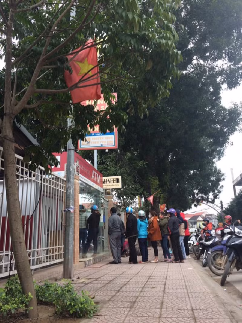 "May mắn mình ở Hà Nội, rút kinh nghiệm các năm trước, mình đi rút tiền sắm tết từ ngày 20 âm lịch cho đỡ đông, đến 30 tết, khi mọi người đã về quê hết, mình lại đi rút thêm lần nữa, tránh tình trạng chờ đợi, cứ 1 mình 1 cây thôi. Đi qua nhìn những hàng dài người chờ đợi trước cây ATM thấy hốt hoảng quá" - Facebooker K.N.M bình luận.