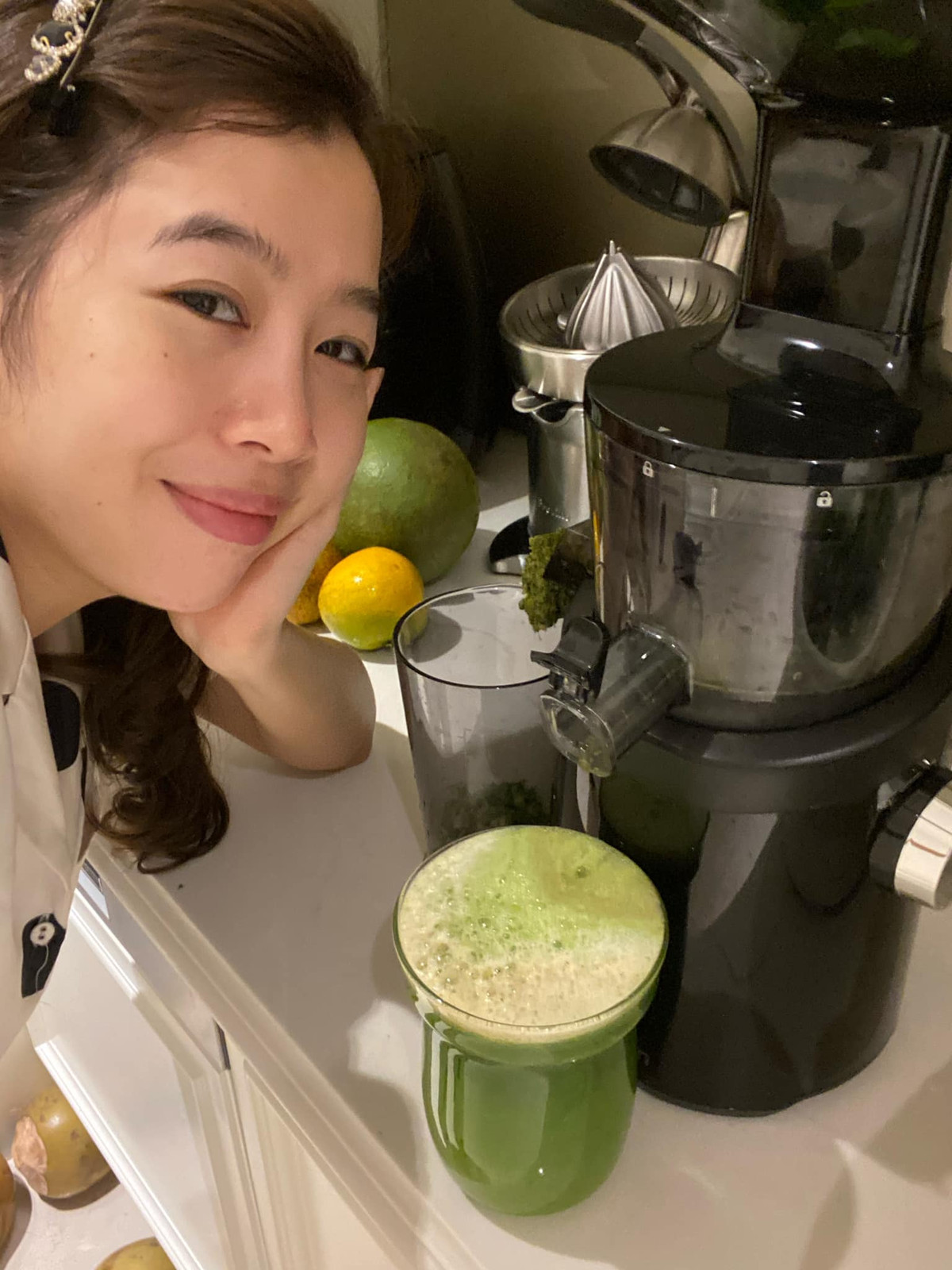 Mới đây, Diệp Chi đã chia sẻ bí quyết để có một cơ thể khỏe mạnh, trẻ trung đó là uống đều đặn hơn 1kg rau củ quả tươi ép. "Mỗi ngày Chi uống hơn 1 cân rau xanh và củ quả tươi. Một rổ rau quả to đùng, ép ra được bao nhiêu nước nguyên chất, chỉ dư lại chút xíu bã. Vậy là bao nhiêu vitamin, khoáng chất, amino acids và enzymes sống từ rau củ đã vào cơ thể mình...