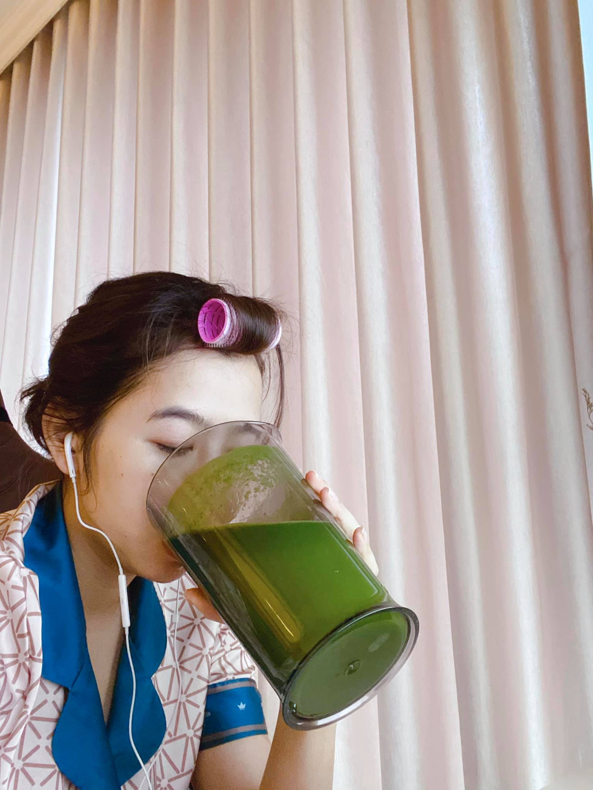 "...Nhiều chuyên gia, bác sĩ dinh dưỡng nổi tiếng đã khẳng định việc tăng cường ăn rau củ tươi sống và uống nước ép rau củ hàng ngày sẽ mang đến một cuộc “cải cách” vĩ đại cho cơ thể và tâm trí. Đặc biệt, nhiều loại bệnh có thể được chữa lành chỉ với phương pháp hoàn toàn tự nhiên này. Bạn nào đang gặp vấn đề tiêu hóa, cứ thử uống 1 lít nước ép rau quả mỗi ngày, kiên trì trong một tháng xem, hết khó chịu ngay", Diệp Chi chia sẻ trên trang cá nhân.