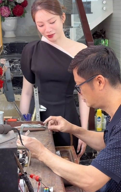 Dung chia sẻ, cô bắt đầu kinh doanh từ năm thứ 3 Đại học, từ buôn bán online đến giờ nữ TikToker này đã có một cửa hàng thời trang tại Quận 3.