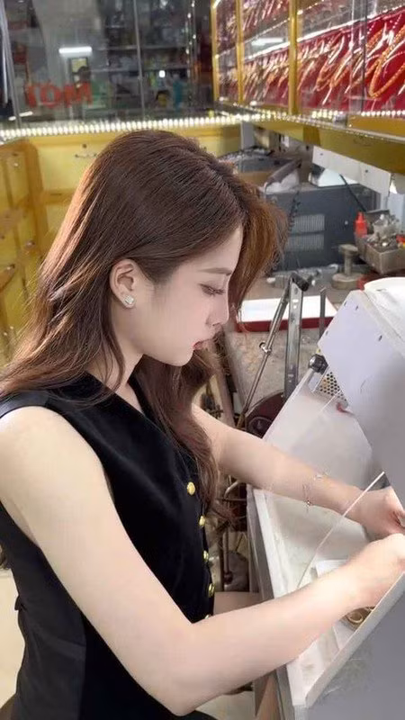 "Dung Bán Vàng" cũng cho biết thêm, từ năm 12 tuổi cô đã phụ gia đình trong công việc kinh doanh vàng. Lớn hơn chút thì cô phụ dọn đồ, làm vệ sinh vàng. Sau đó, Dung bắt đầu học phân loại vàng, kiểm kê vàng, tính tiền... Vững được các kiến thức về vàng, cô bắt đầu đứng bán, thu đổi vàng cũ - mới.