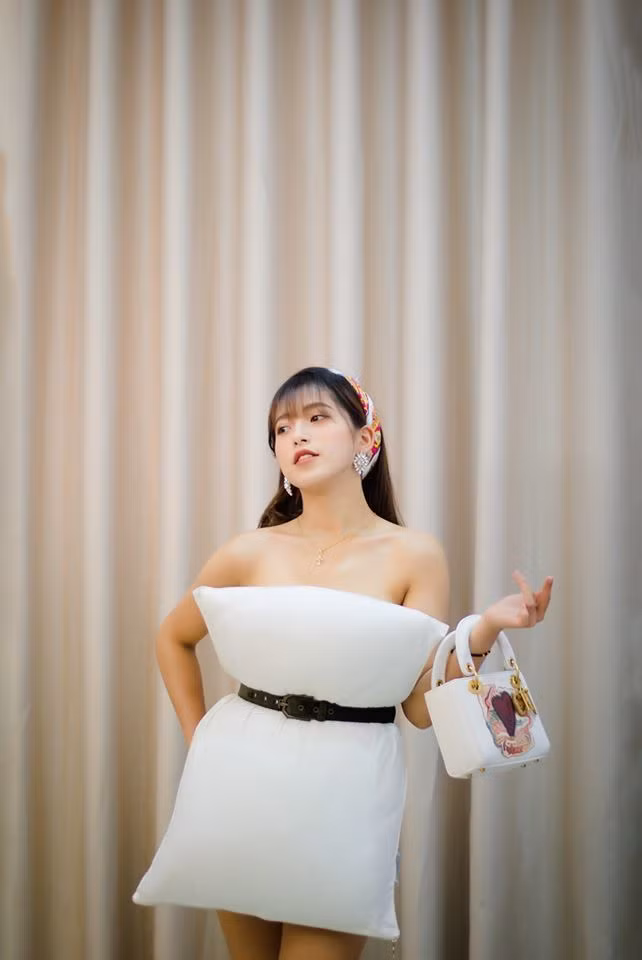 Với tiêu chí cập nhật nhanh - gọn - lẹ các xu hướng mới nhất của giới trẻ, group Ở Nhà Vui Thấy Bà cũng xuất hiện không ít các bài đăng "bắt trend" cực mạnh. Nhưng khác với sự sang, ngầu như thực tế thì những bài đăng "cây nhà lại vườn" lại tạo nên những khoảnh khắc cực kỳ thú vị và khiến nhiều người phải bật cười.