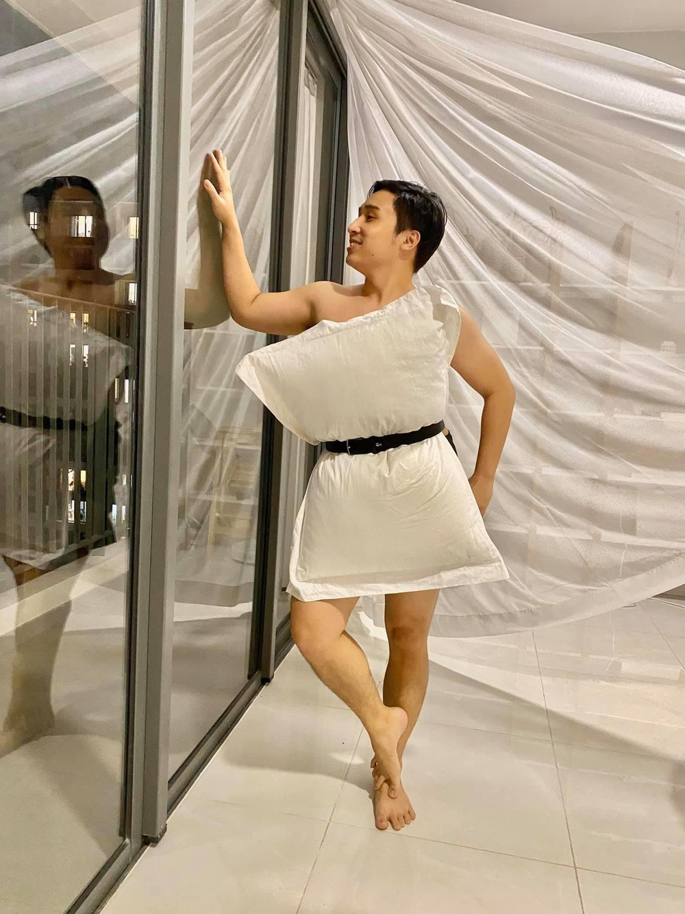 Hóa ra, không chỉ là "thiên đường" của hội gái đoảng, group Ở Nhà Vui Thấy Bà còn "phá đảo" tất thảy các xu hướng hiện hành đấy chứ. Bảo sao, cứ mỗi bài đăng "đu trend" của các đấng mày râu hay hội chị em "lầy lội" lại thấy nhiều người thả "haha" thay vì "bắn tim" như những group thông thường khác.