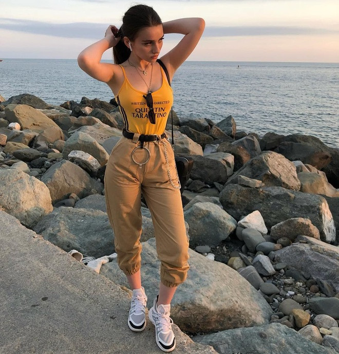 Thời gian đầu khi mới nổi tiếng, Yana nhận phải nhiều chỉ trích của cộng đồng mạng vì ăn mặc khiêu gợi quá mức, không phù hợp với lứa tuổi. Thế nhưng thời gian gần đây, hot girl đã diện trang phục kín đáo, trưởng thành hơn rất nhiều.