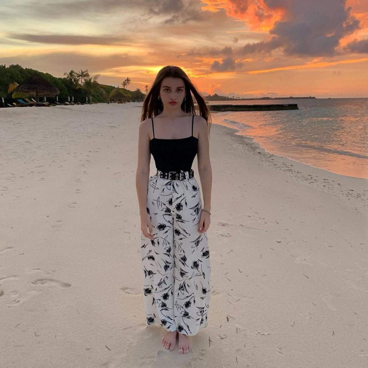 Trước khi đó, nàng hot girl từng sở hữu thân hình mất cân đối, cô nặng 55kg nhưng cao 1m54. Bị chê bai về ngoại hình, Yana lao vào luyện tập, nhịn ăn để giảm cân. Thế nhưng sau đó, cô trông không khác gì bộ xương di động khi chỉ nặng có 37kg và cao 1m60.