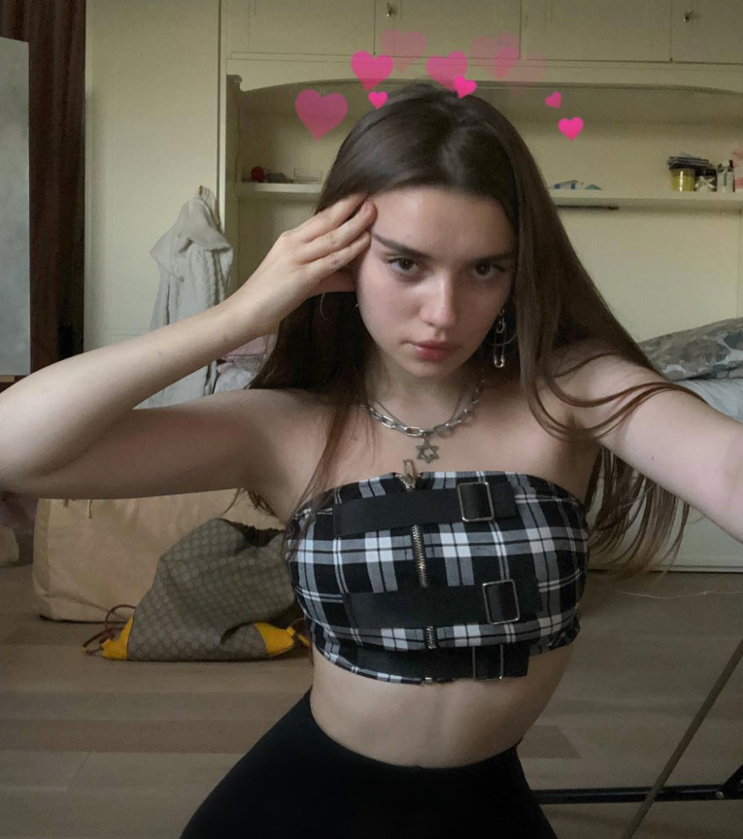 Thế nhưng thông qua những video quay thực, không qua chỉnh sửa, Yana Poplavskaya đã chứng minh rằng bản thân thật sự sở hữu vòng eo nhỏ xíu.