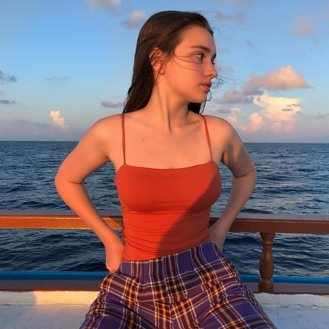 Cô nàng chỉ khoe ảnh đi du lịch cùng gia đình chứ không tiết lộ về cuộc sống riêng.