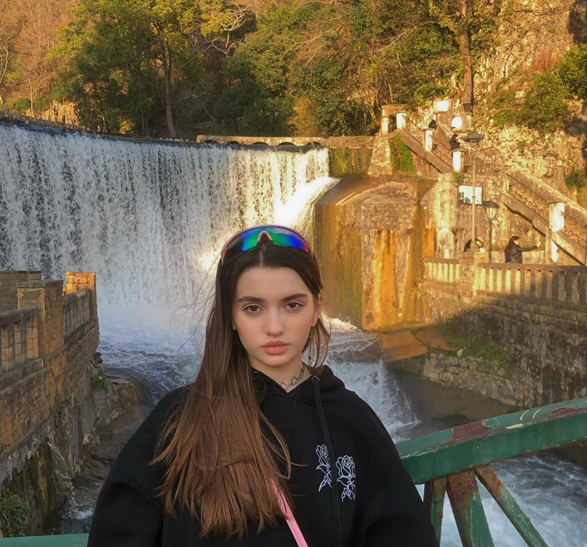 Hiện nay, ưu tiên hàng đầu của Yana Poplavskaya vẫn là học tập. Bên cạnh đó cô nàng cũng từng tham gia đóng MV.