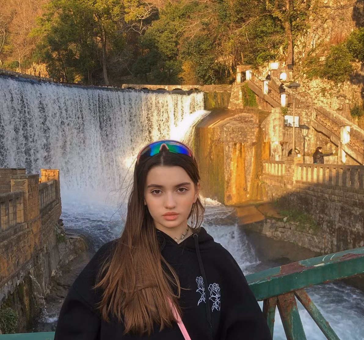 Hiện nay, ưu tiên hàng đầu của Yana Poplavskaya vẫn là học tập. Bên cạnh đó cô nàng cũng từng tham gia đóng MV.