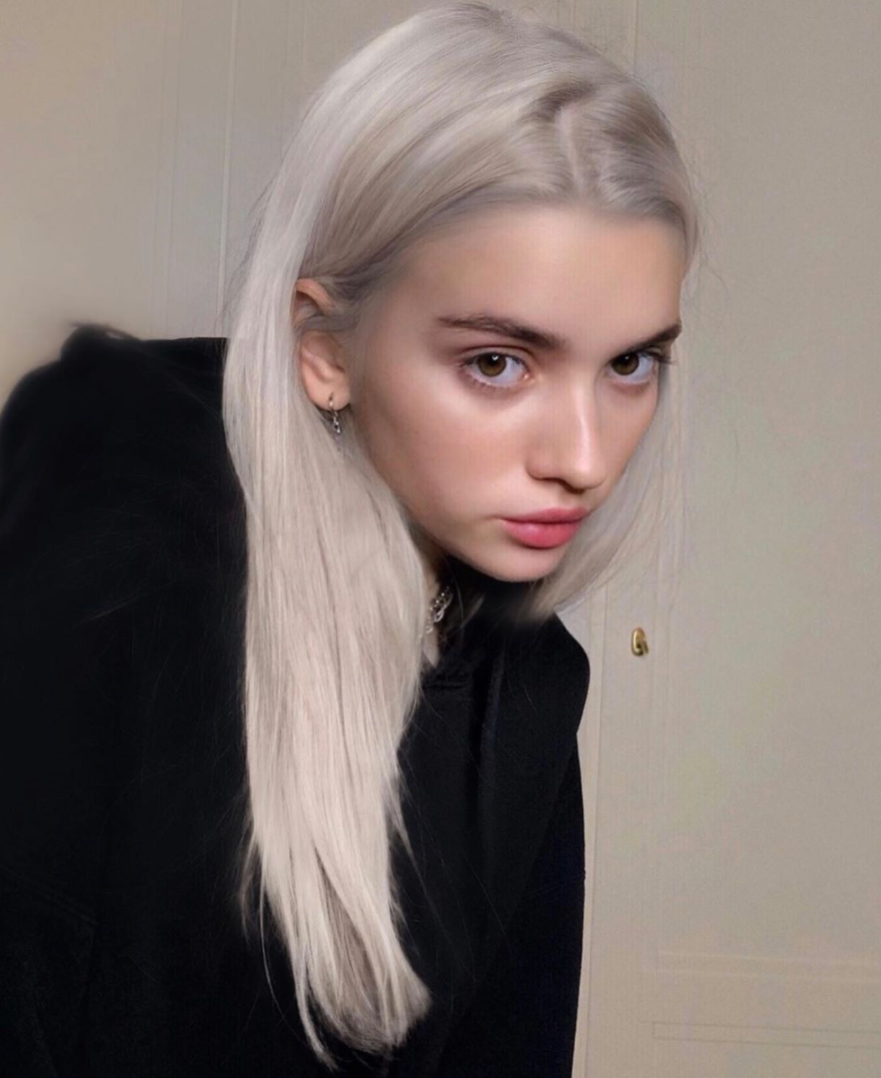 Ở thời điểm đó, nhưng bức ảnh của hot girl nước Nga bị coi là một sản phẩm photoshop quá đà bởi người bình thường chẳng ai có vòng eo nhỏ đến thế được.