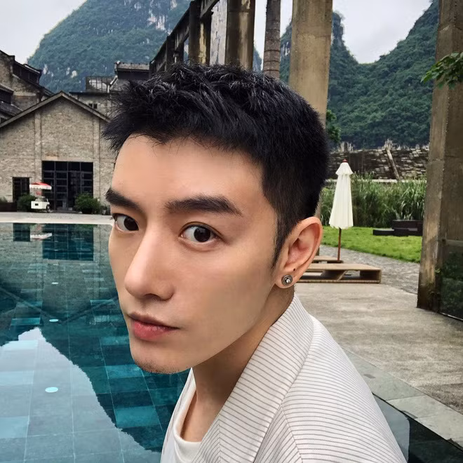 Việc hẹn hò người quen trên mạng gặp gỡ ở ngoài cũng dẫn đến vô số tình huống dở khóc dở cười, ảnh một đằng, người thật một nẻo là việc rất thường thấy.