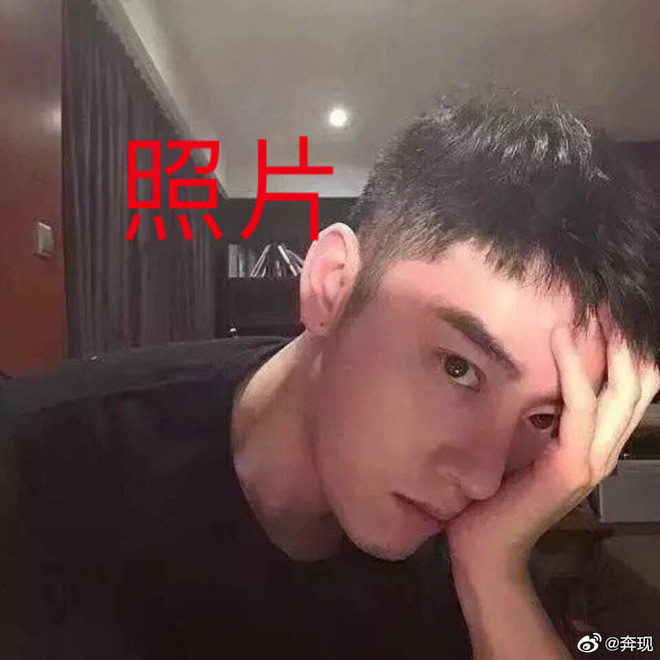 Một cô gái đã chủ động bắt chuyện với hot boy này, sau khi cả hai phải lòng nhau, cô gái liên tục gợi ý gọi điện trò chuyện trực tiếp rồi gặp mặt vì không thể yêu qua mạng được. Nhiều lần bày tỏ mong muốn, cuối cùng chàng trai cũng đồng ý.