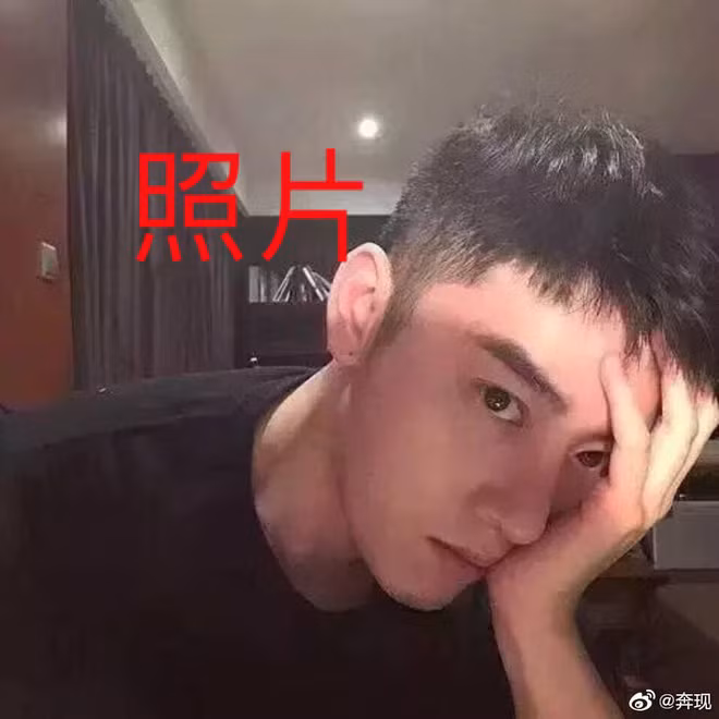 Một cô gái đã chủ động bắt chuyện với hot boy này, sau khi cả hai phải lòng nhau, cô gái liên tục gợi ý gọi điện trò chuyện trực tiếp rồi gặp mặt vì không thể yêu qua mạng được. Nhiều lần bày tỏ mong muốn, cuối cùng chàng trai cũng đồng ý.