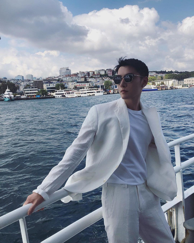 "Sống ảo" là một căn bệnh của giới trẻ trên mạng xã hội bởi ai cũng muốn mình thật đẹp, thật hoàn hảo trong thế giới hư cấu. Bảo sao mà trên các trang mạng lại nhiều hot boy, hot girl đến vậy.