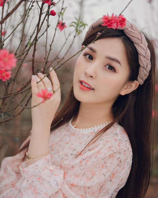 Thảo Nari đẹp dịu dàng bên vườn hoa xuân. Sau khi chia tay cầu thủ Trọng Đại, hot girl bắt đầu công việc streamer và hiện đang sở hữu lượng người xem ổn định.