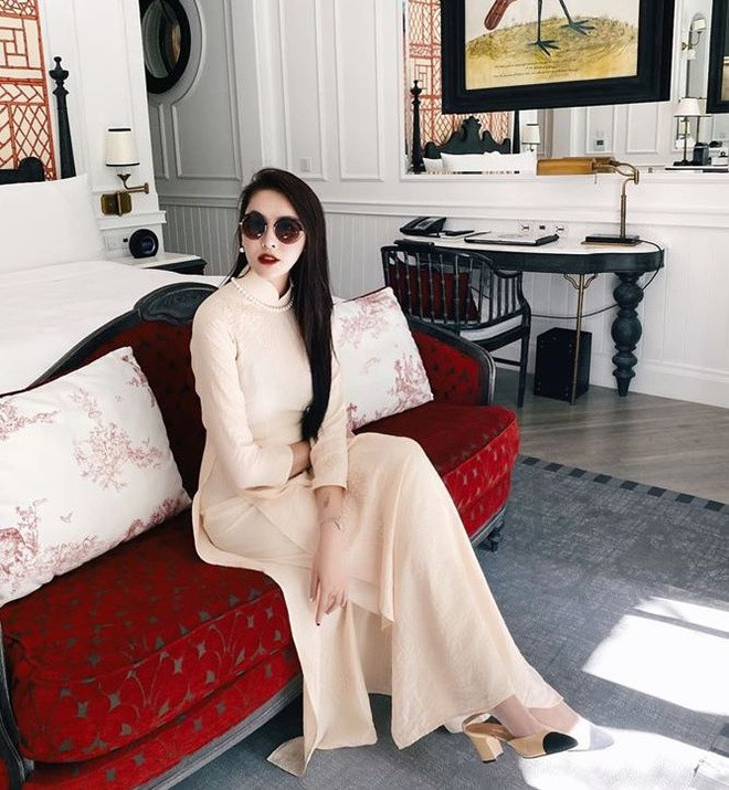 Trên trang cá nhân, hot girl Việt thế hệ đầu từng đình đám một thời Hà Lade khoe hình diện áo dài đón Tết. Cô nàng mặc trang phục truyền thống nhưng lại đeo một chiếc kính đen vô cùng sành điệu, hai thứ chẳng hề liên quan nhưng khi đi cùng nhau lại hợp đến lạ.