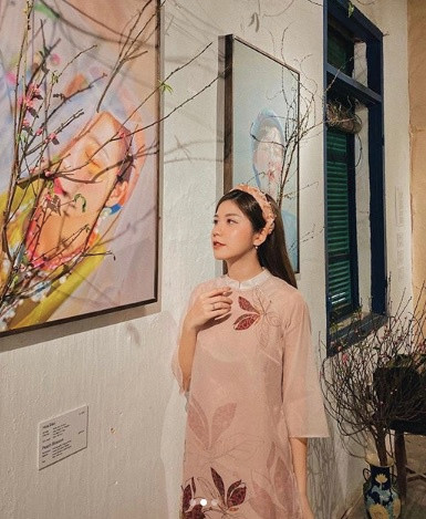 An Japan đẹp dịu dàng trong chiếc áo dài cách tân màu phớt hồng.