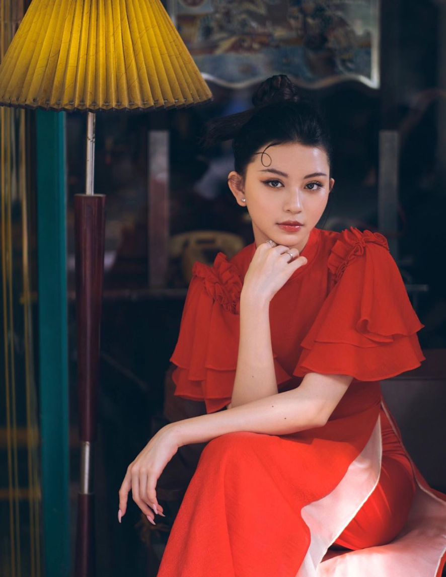 Bạn thân của Võ Ngọc Trân là Bâu cũng khoe ảnh diện áo dài trong dịp đón xuân Canh Tý 2020. Khác với phong cách tinh nghịch, đáng yêu của bạn thân thì hot girl Sài Thành lại trang điểm mà mặc áo dài theo cách cực sang chảnh, trang điểm đậm quyễn rũ.