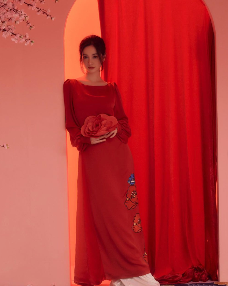 Jun Vũ diện áo dài đỏ thắm để đón năm mới. Mới đây, cô nàng được báo Thái Lan ca ngợi là một trong những diễn viên triển vọng, hot girl xinh đẹp được yêu thích tại Việt Nam.
