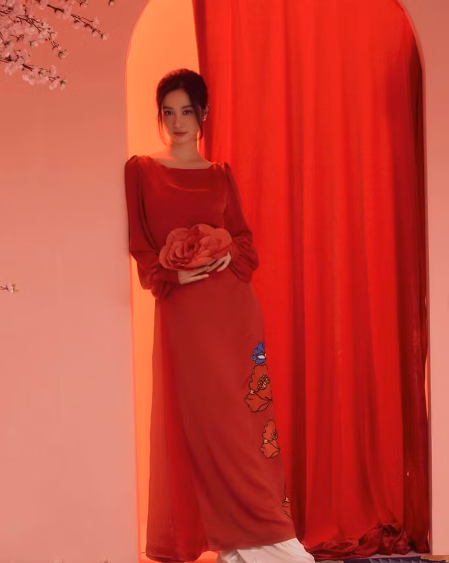 Jun Vũ diện áo dài đỏ thắm để đón năm mới. Mới đây, cô nàng được báo Thái Lan ca ngợi là một trong những diễn viên triển vọng, hot girl xinh đẹp được yêu thích tại Việt Nam.