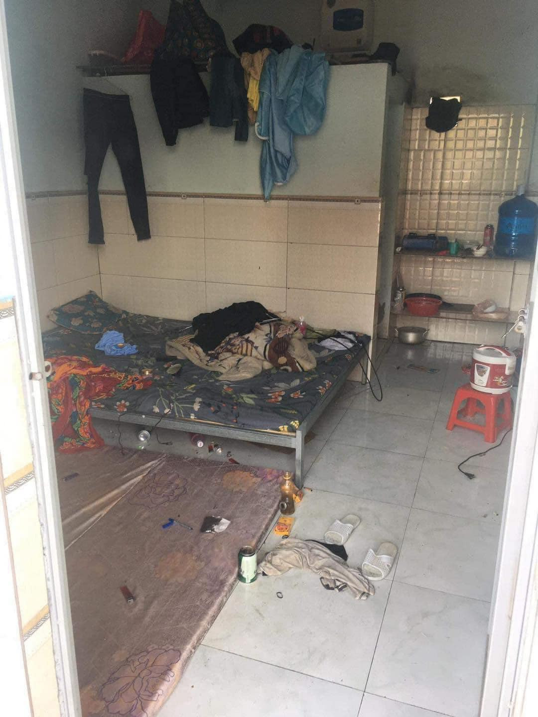 Quần áo thì tấp ngổn ngang...