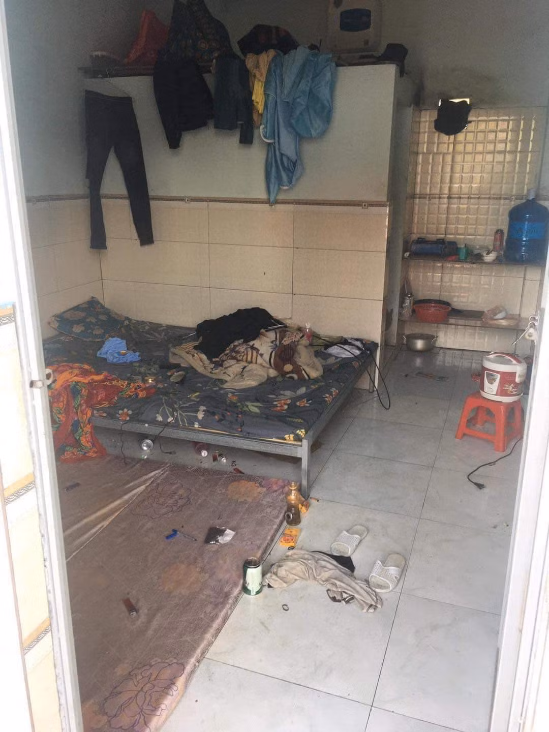 Quần áo thì tấp ngổn ngang...