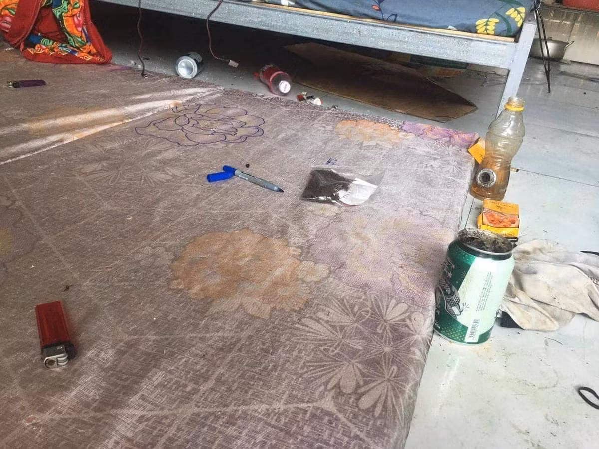 Ở trên sàn nhà, nhiều vật dụng dùng xong không hề được dọn đi như điếu đóm, thuốc lá, vỏ lon bia...