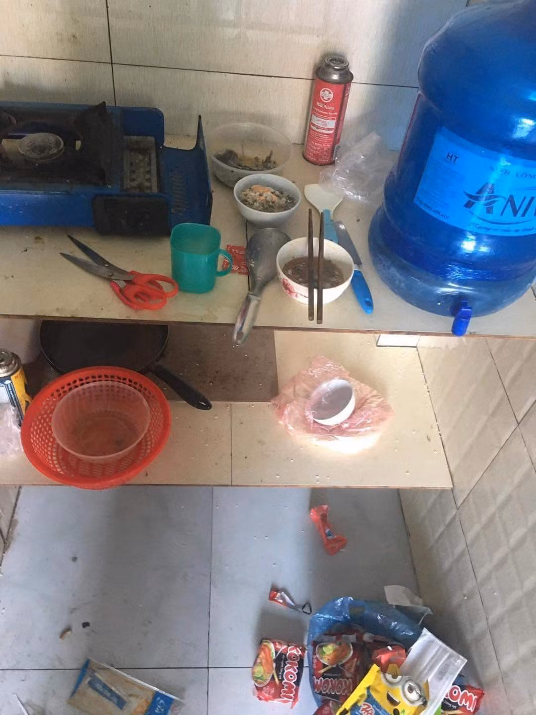 Netizen bày tỏ cảm xúc: "Không hiểu sao có thể ở bẩn đến mức như thế này", "biết là đi làm về mệt nhưng dọn có mất bao nhiêu thời gian đâu, ở bẩn như này còn bệnh tật ra ấy chứ".