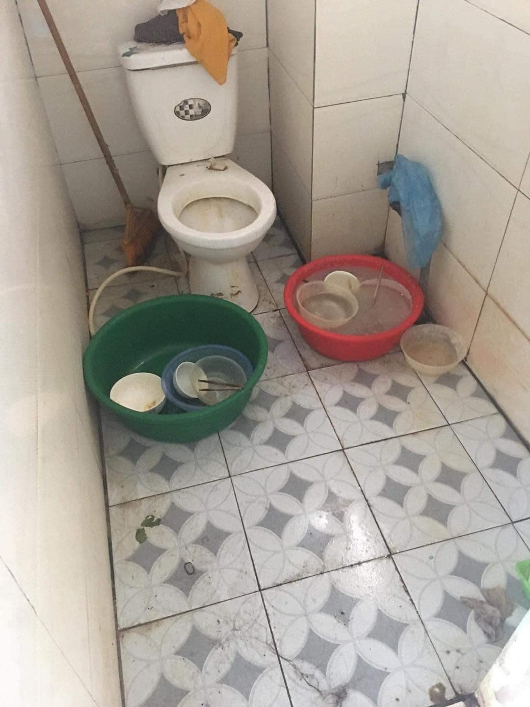 Phòng vệ sinh lại để ngôn ngang bát đũa được ngâm lâu ngày chưa rửa, bồn cầu cáu bẩn.