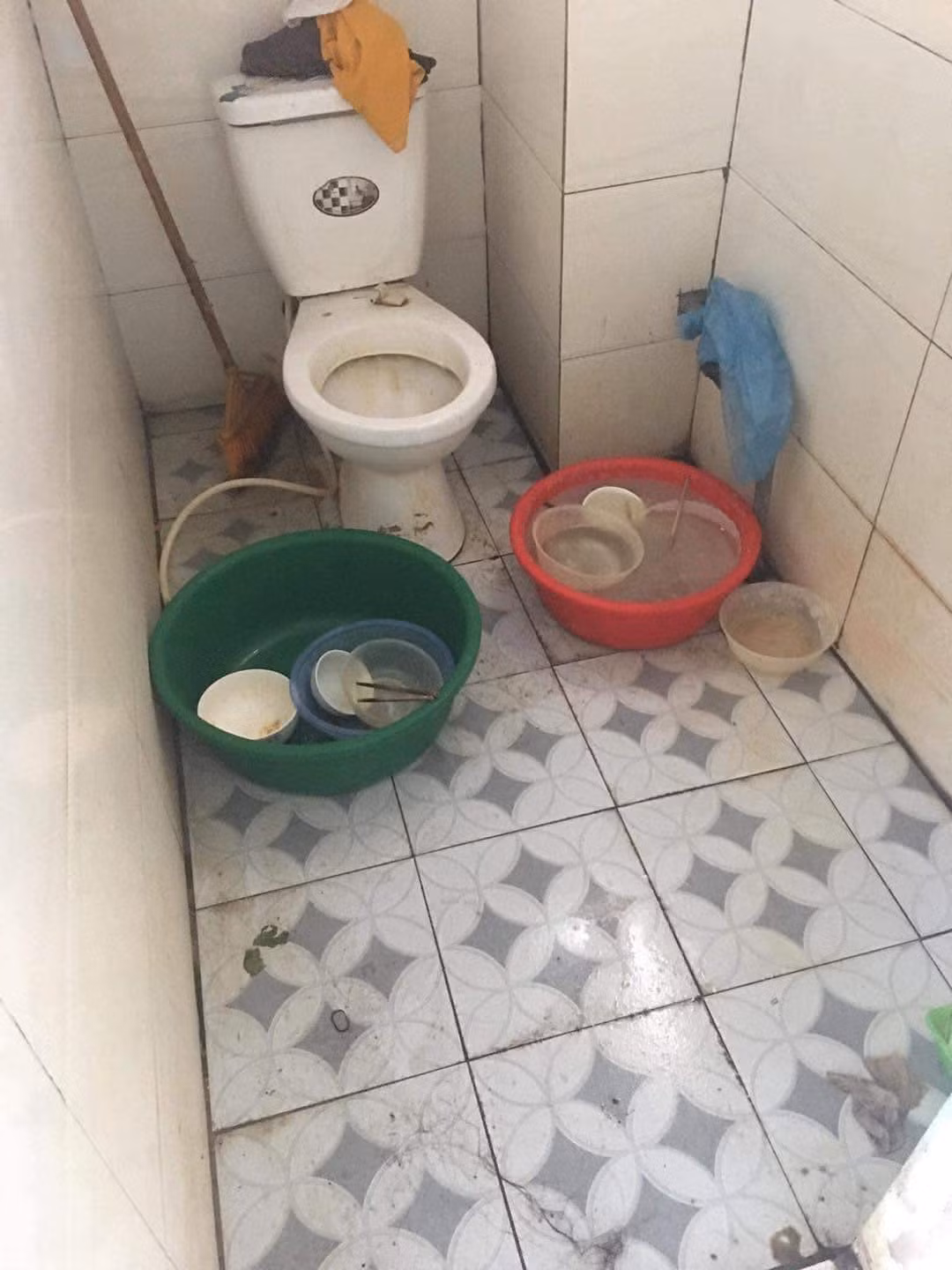 Phòng vệ sinh lại để ngôn ngang bát đũa được ngâm lâu ngày chưa rửa, bồn cầu cáu bẩn.