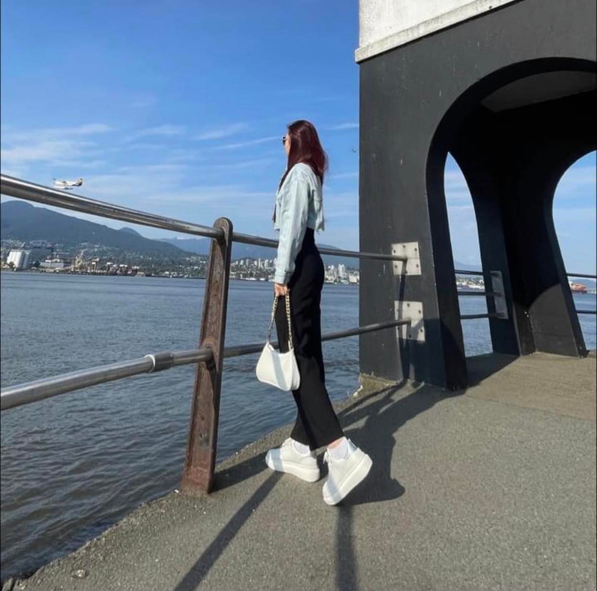 Cô nàng này thường đăng tải những bức ảnh đi chơi, đi du lịch khá sang chảnh. Tuy nhiên sau khi drama nổ ra, các phương tiện liên lạc mạng xã hội của cô nàng đã được ẩn đi.