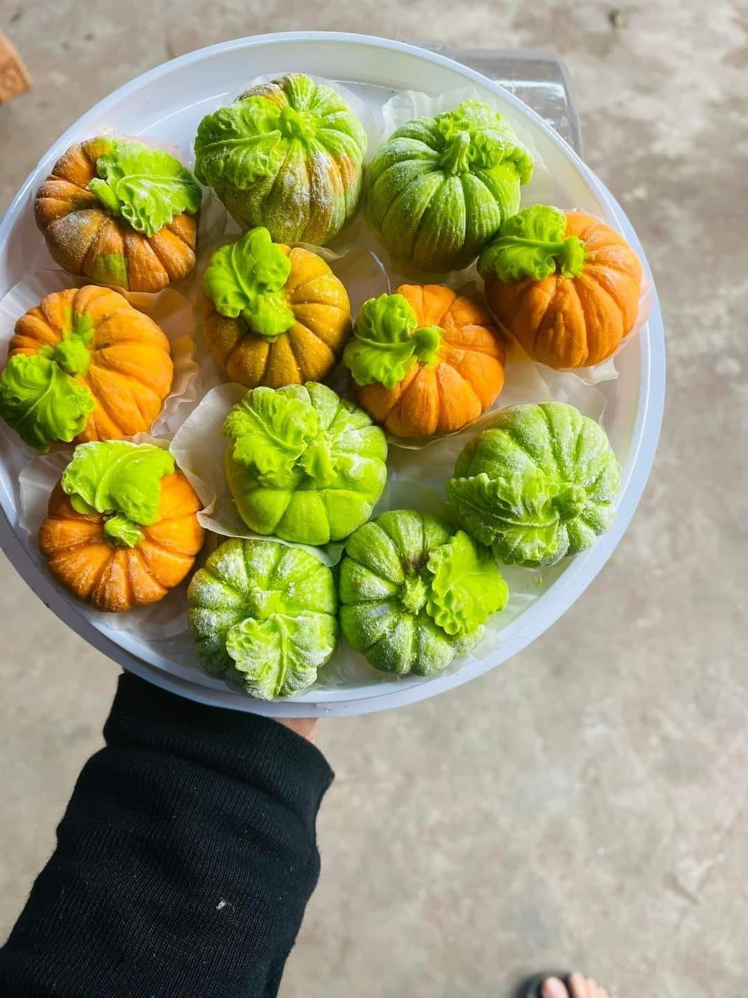 Ngày nay, người trẻ vốn bận rộn hơn và không có nhiều thời gian để vào bếp, vì vậy nên thường chọn mua sẵn ngoài hàng, ngoài chợ cho nhanh. Thế nhưng có những người kỳ công vào bếp và tạo nên những chiếc bánh đặc biệt để thờ cúng và cho cả gia đình cùng thưởng thức.