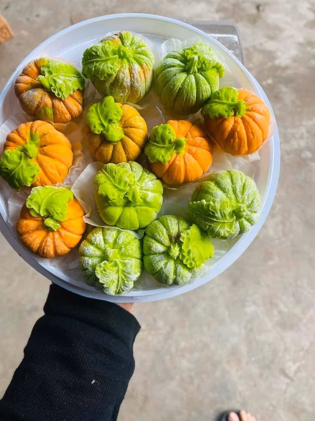 Ngày nay, người trẻ vốn bận rộn hơn và không có nhiều thời gian để vào bếp, vì vậy nên thường chọn mua sẵn ngoài hàng, ngoài chợ cho nhanh. Thế nhưng có những người kỳ công vào bếp và tạo nên những chiếc bánh đặc biệt để thờ cúng và cho cả gia đình cùng thưởng thức.