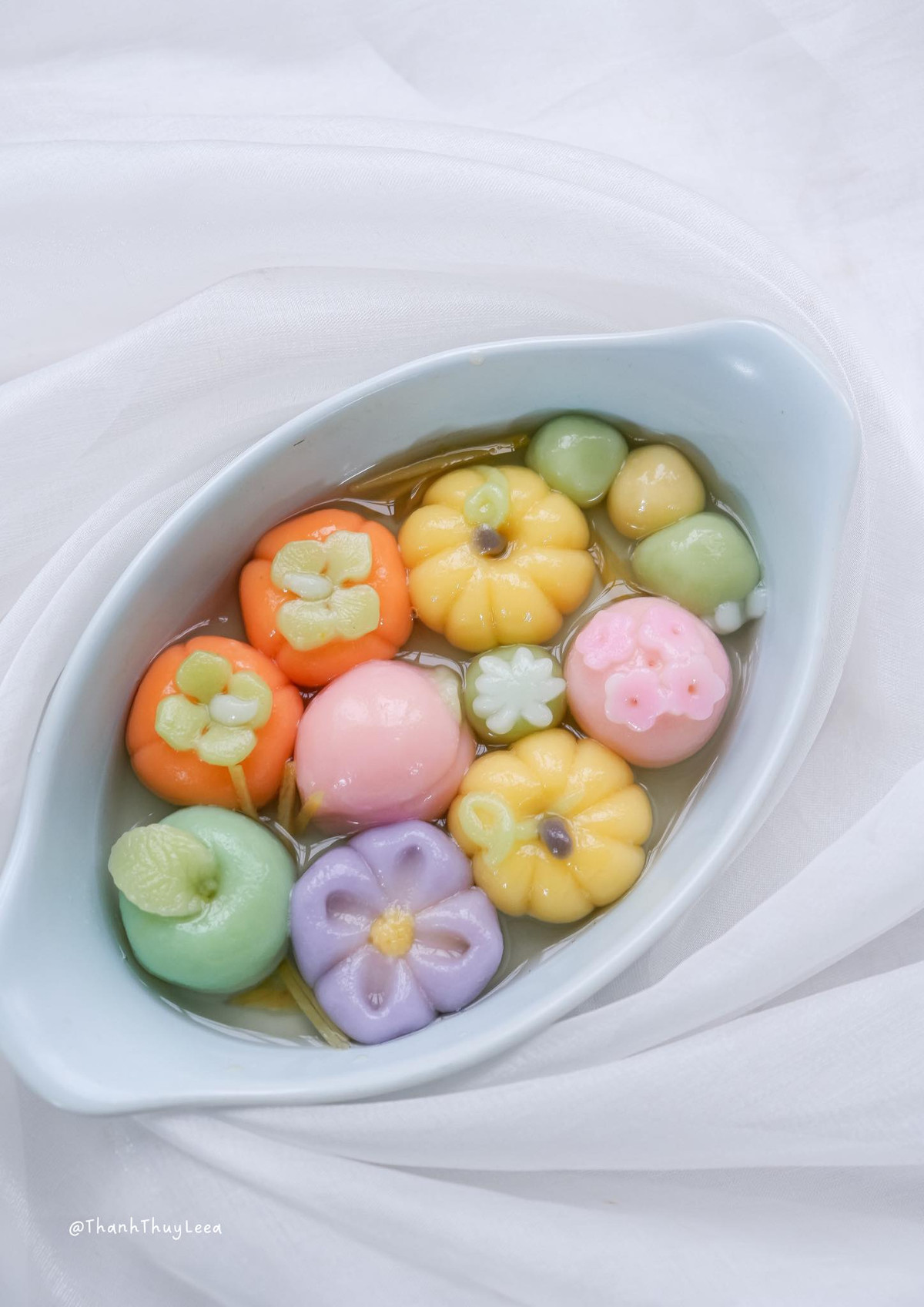 Mẫu bánh trôi được tạo hình hoa quả với nhiều màu sắc bắt mắt.