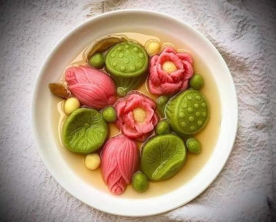 Đĩa bánh được tạo hình như một đầm sen đang nở rộ với bông sen, lá sen, đài sen.