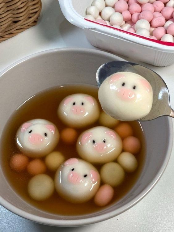 Những chiếc bánh được tạo hình chú heo rất đáng yêu.