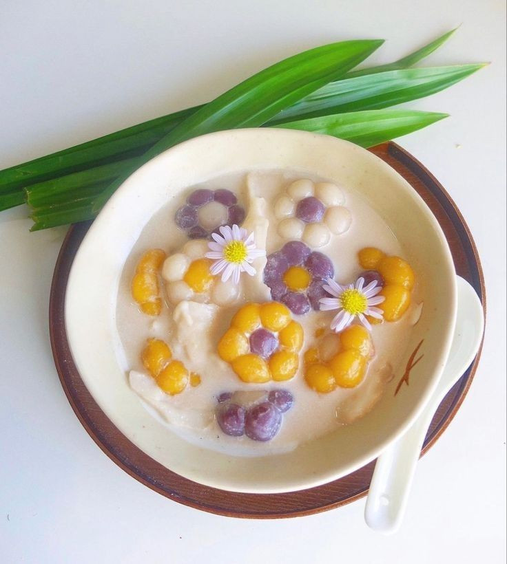 Những chiếc bánh hình bông hoa rất xinh xắn, được biến tấu ăn kèm cùng với nước cốt dừa.