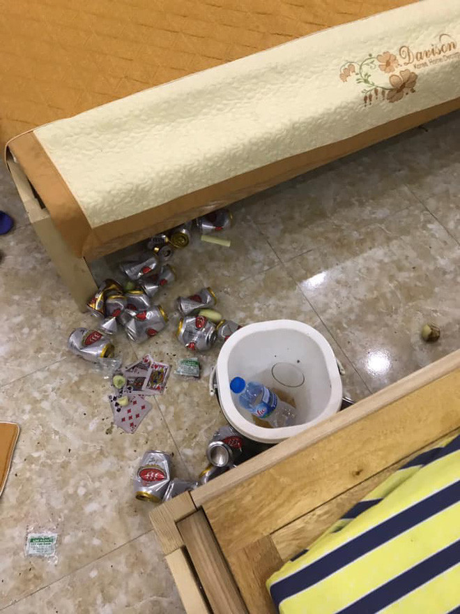 Theo như nội dung được chia sẻ thì đây là căn phòng được một nhóm thanh niên thuê ở một Village tại Hạ Long. Những hình ảnh trên được người này chụp lại sau khi lên nhận phòng và chứng kiến một bãi chiến trường ngập rác mà nhóm thanh niên này để lại sau một đêm ăn chơi thác loạn. (Ảnh chụp màn hình).