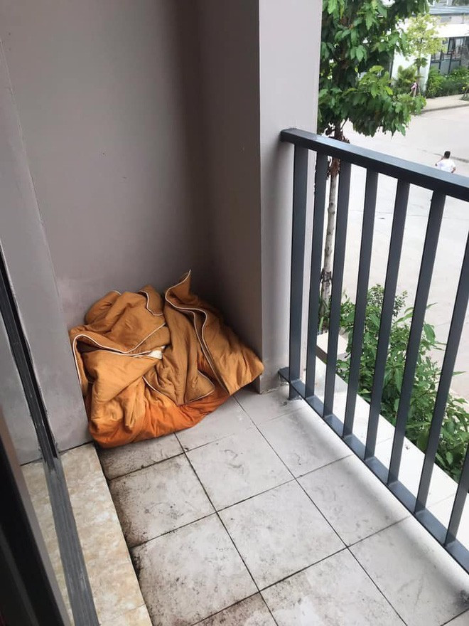 Chưa dừng lại ở đó, những thanh niên này còn lấy chăn trên giường cuộn thành một đống vứt ra ngoài ban công.