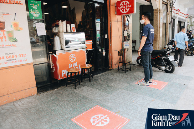 Đây quả là cách làm vô cùng sáng tạo của đội ngũ vận hành phà. Ý tưởng này đã ngay lập tức nhận được sự khen ngợi của cư dân mạng. Theo nhiều ý kiến, phà thường là nơi có rất đông người và lại đứng chen chúc không theo hàng lối nào nên mà cách kẻ ô như thế này là cực kỳ hữu dụng. Tuy nhiên, có một điều đáng nói đó là một số người chắc cũng chưa quen với các ký hiệu cho lắm nên chắc sẽ phải có sự hướng dẫn khi xuống phà thì mới được. Bằng chứng là ngay trong ảnh cũng đã có anh đứng bị sai vị trí rồi đó.