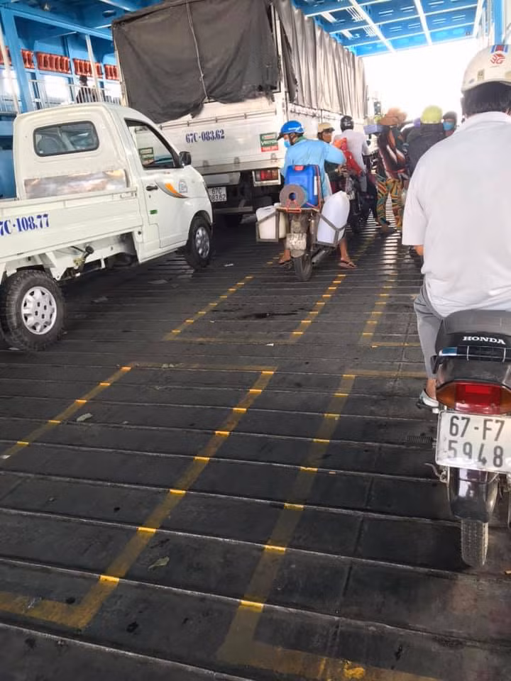 Cùng với chiếc phà này, cư dân mạng cũng chia sẻ nhiều cách khác mà cả xã hội đang áp dụng để giữ khoảng cách an toàn khi ra đường.