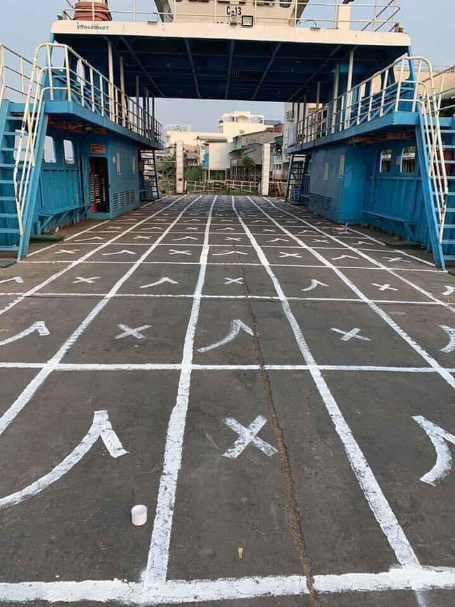 Lời kêu gọi toàn dân hãy ở nhà và chỉ ra đường khi thật cần thiết đã có hiệu lực sang ngày thứ 3. Khi ở bên ngoài, mọi người cũng rất chú ý giữ khoảng cách với nhau để đảm bảo an toàn nhưng không vì thế mà các đơn vị có trách nhiệm lơ là việc cảnh báo đến người dân. Mới đây, cộng đồng mạng có chia sẻ bức ảnh đánh dấu vị trí đứng của hành khách khi lên phà ở An Giang và rất được chú ý.