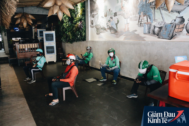 "Đi phà mà như đánh cờ người thế này thì kể cũng thú vị nhỉ", "Thề luôn xuống đây kiểu gì cũng có người đứng nhầm chỗ. Haha nhìn hơi rối mắt", "Cá nhân mình thấy cách làm này khá hữu dụng đó chứ. Cả hàng dọc hàng ngang đều có khoảng cách an toàn. Các chú lái phà rất sáng tạo"